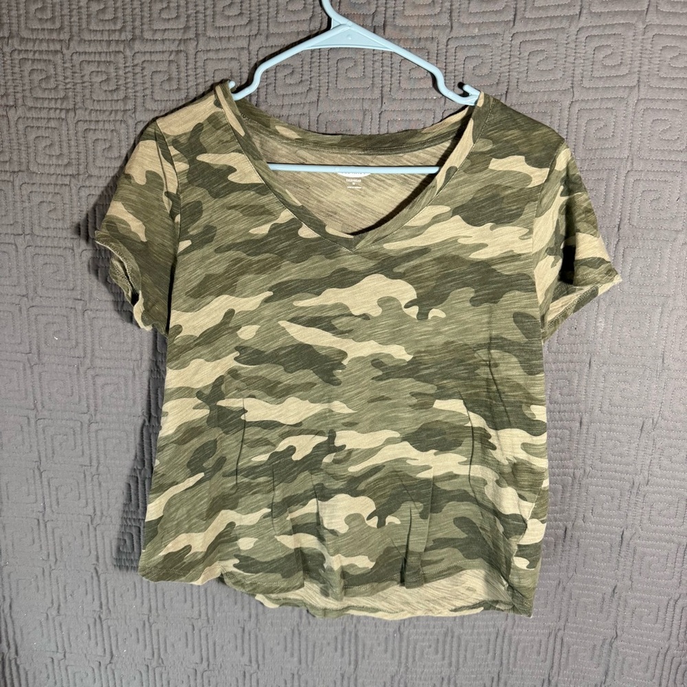 Old Navy T-Shirt Women’s Size Medium Everywear Green Camouflage Short Sleeve